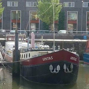 Unitas Botel